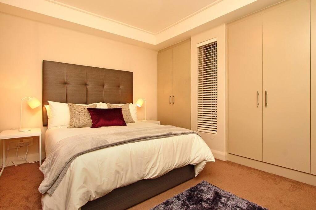 Apartment Canal Quays No Load Shedding Two Bedroom Kapstadt